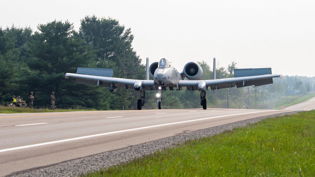 A-10 Thunderbolt II der US Air Force probten den Einsatz von Bundesstraßen in Michigan.