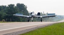 A-10 Thunderbolt II der US Air Force probten den Einsatz von Bundesstraßen in Michigan.