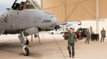 A-10C Davis-Monthan Pilot beim Check