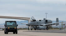 A-10C Davis-Monthan rollt hinter Follow-Me