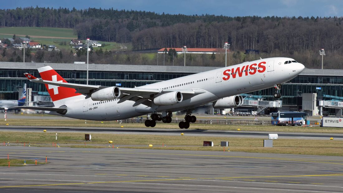 A340-300 der Swiss beim Start in Zürich.