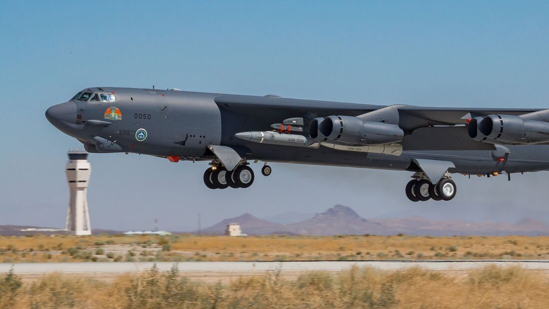 AGM-183A Air-launched Rapid Response Weapon am Außenlastträger der B-52H der USAF. Start in Edwards AFB.