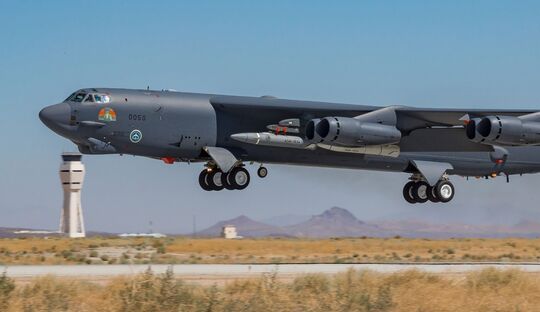 AGM-183A Air-launched Rapid Response Weapon am Außenlastträger der B-52H der USAF. Start in Edwards AFB.