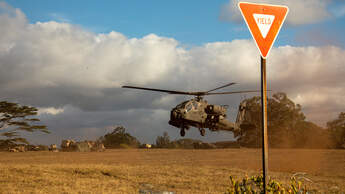 AH-64 Apache Landung mit Straßenschild