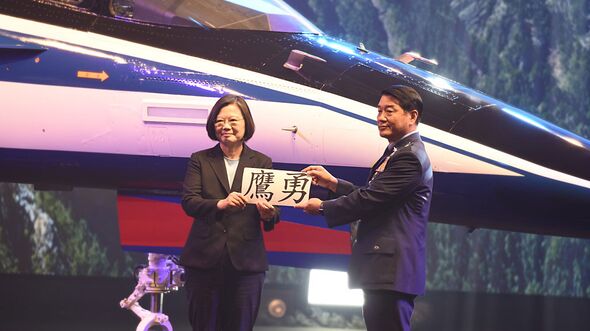 AIDC AJT "Mutiger Adler" beim Rollout am 24. September 2019 mit Taiwans Präsidentin Tsai Ing-wen.