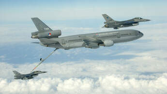 Air to air refueling van F16 door de KDC-10 van RNLAF