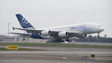 Airbus A380 bei einem Testflug mit 100 Prozent SAF für ein Trent-Triebwerk im März 2022.