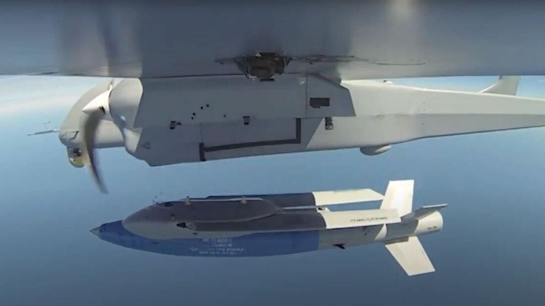 Aksungur, die MALE-Drohne von Turkish Aerospace, hat erstmals die Gleitbombe KGK-SIHA-82 abgeworfen, die ein 30 Kilometer entferntes Ziel traf.