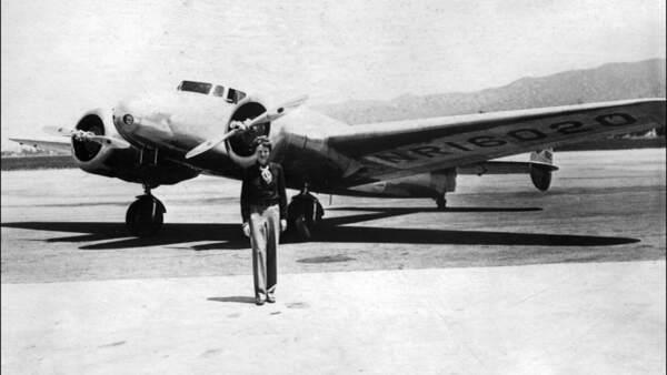 Amelia Earhart vor Lockheed Electra