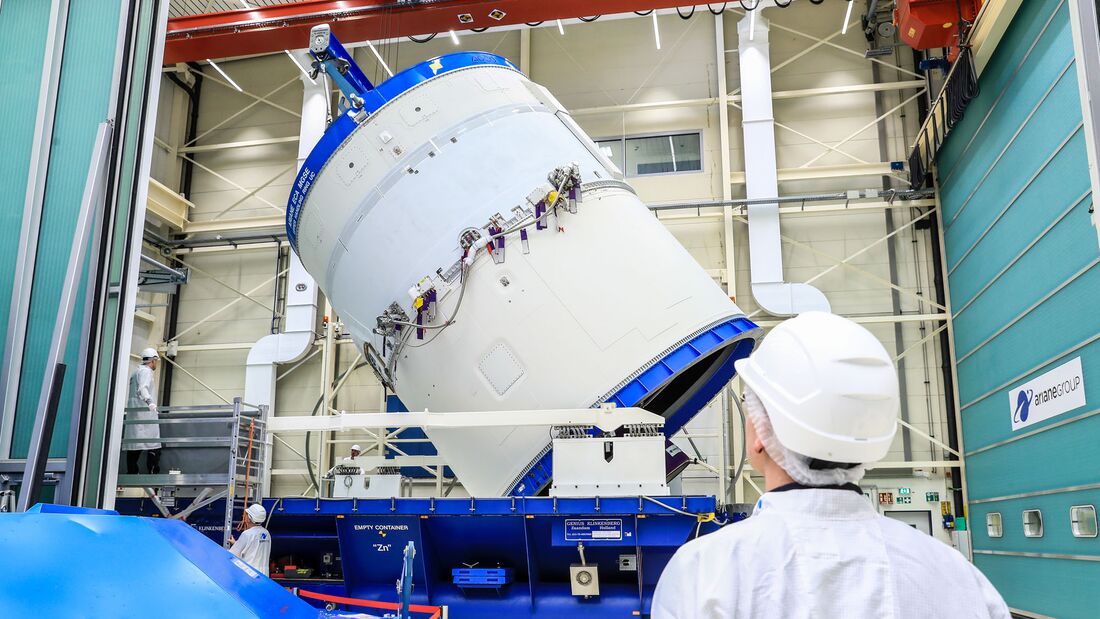 ArianeGroup Bremen Ariane 5 - Verladung der UC FM 073 - Stufe vom MPIS 2 auf das Container Unterteil - 14.12.2022