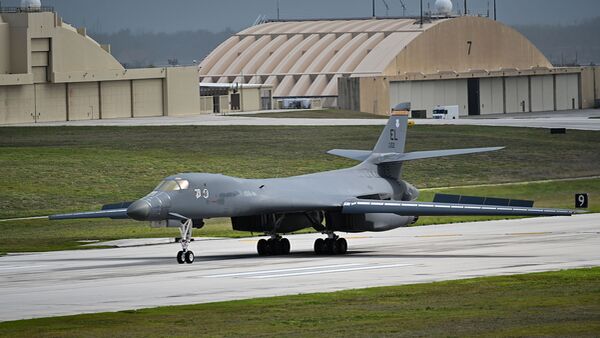 B-1B Lancer rollt auf Guam vor Hangars