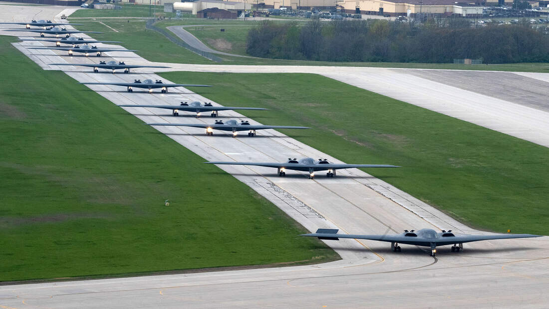 B-2A Spirit Massenstart aufgereiht auf Taxiway