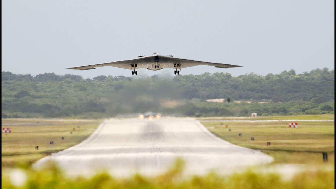 B-2s arrive at Andersen 
