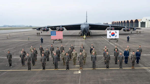 B-52 mit Soldaten am Boden