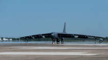 B-52H rollt auf Zivilflugplatz