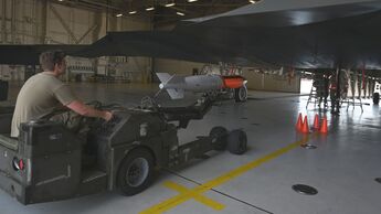 B61-12-Atombomben-Testkörper wird in eine Northrop Grumman B-2A geladen.