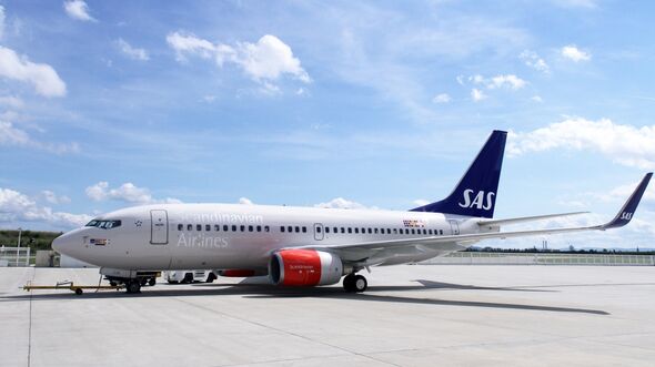 Boeing 737 SAS am Boden von der Seite