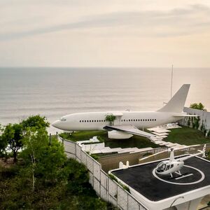 Jacuzzi im Cockpit, Terrasse auf dem Flügel: Boeing 737 als Luxus-Ferienhaus auf Bali