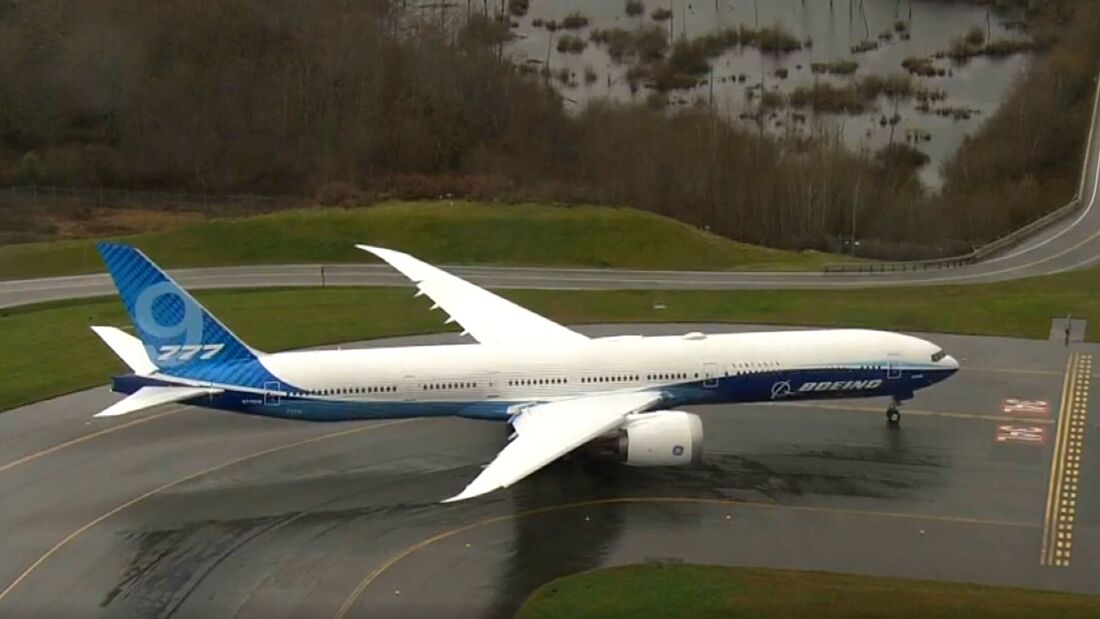 Boeing 777-9 wartet am Freitag an der Bahn in Everett auf den Erstflug, der dann wegen ungünstigen Windes doch nicht stattfindet