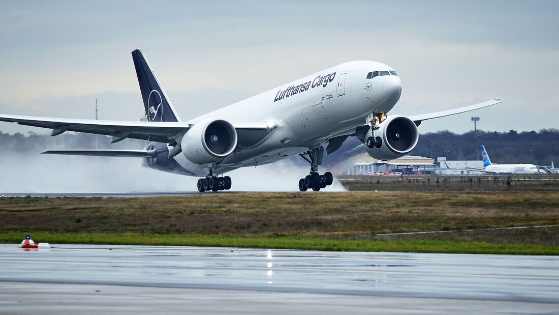 Boeing 777F von Lufthansa Cargo startet in Frankfurt.