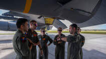 Boeing B-52H Crew im Gespräch