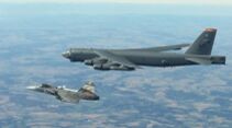 Boeing B-52H der US Air Force überflogen am 28. August 2020 alle 30 NATO-Staaten an einem Tag. Hier mit einer JAS 39 Gripen aus Tschechien.