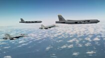 Boeing B-52H der US Air Force überflogen am 28. August 2020 alle 30 NATO-Staaten an einem Tag. Hier mit kanadischen Hornets.