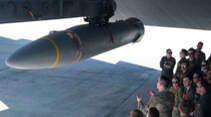 Boeing B-52H mit AGM-183 unter der Tragfläche