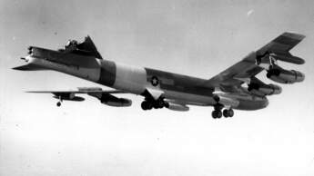 Boeing B-52H ohne Leitwerk im Flug