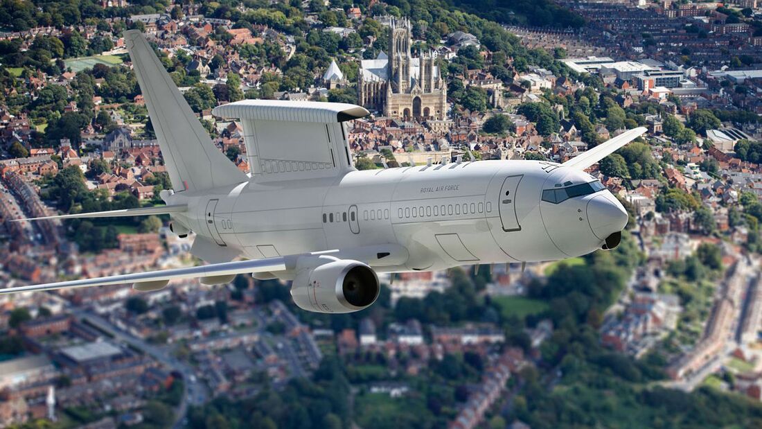 Boeing E-7 Wedgetail der RAF über Lincoln Cathedral