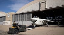 Boeing X-32A wird aus Halle geschleppt