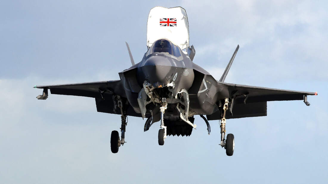 Britische Lockheed Martin F-35B im Schwebeflug.