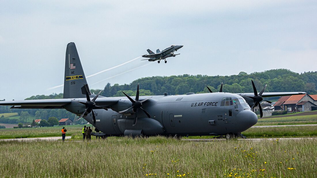 C-130J liefert AMRAAM nach Payerne.