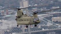 CH-47F über Stadt
