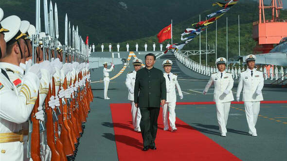 Chinas Präsident Xi Jinping bei der Indienststellung des Flugzeugträgers "Shandong".