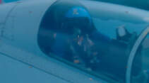 Chinesischer Pilot im Cockpit