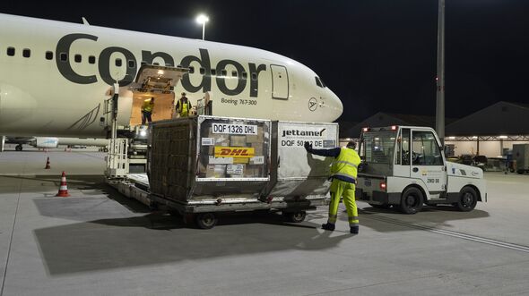 Condor fliegt mit der 767-300 Fracht für DHL ab Leipzig.