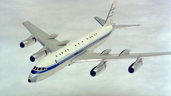 Convair CV-990 NASA im Flug von vorn