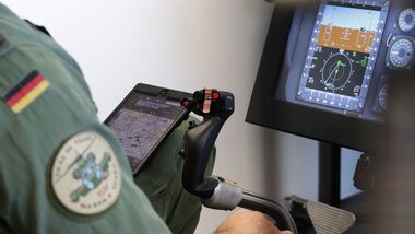 Das elektronische Kniebrett kann von Hubschrauberpiloten nun auch im CH-53-Simulator verwendet werden.