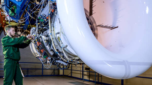 Das neue russische Turbofan-Triebwerk PD-8 auf dem Prüfstand.