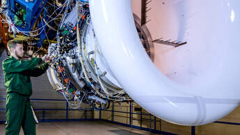 Das neue russische Turbofan-Triebwerk PD-8 auf dem Prüfstand.