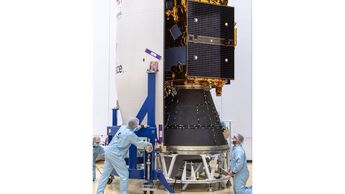 Der Satellit FalconEye1 wird auf seinen Start vorbereitet.