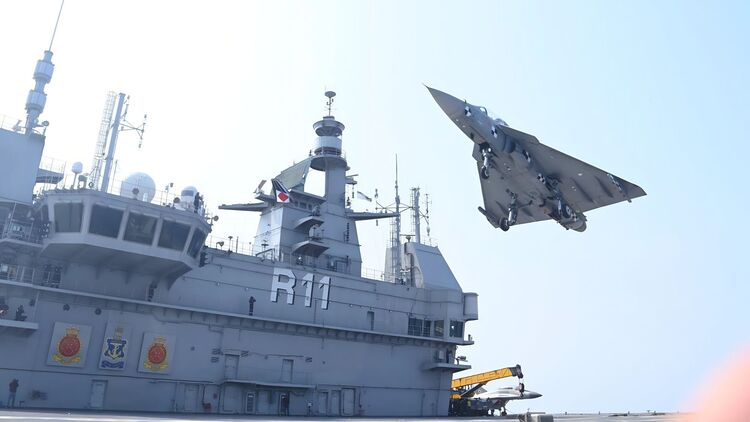 Der in Cochin gebaute neue Flugzeugträger INS Vikrant hat am 6. Februar 2023 erste Versuche mit dem Kampfjet LCA (Navy) durchgeführt.