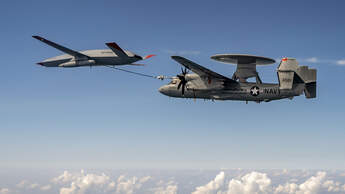 Der unbemannte Boeing-Tanker MQ-25 hat nun auch eine E-2D Hawkeye betankt.