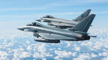 Deutsche und britische Eurofighter fliegen gemeinsam in Ämari.