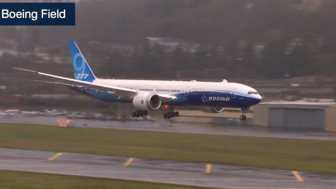 Die Boeing 777-9 landet nach dem Erstflug auf dem Boeing Field in Seattle