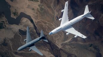 Die Boeing KC-46A hat nun auch die E-4B betankt.