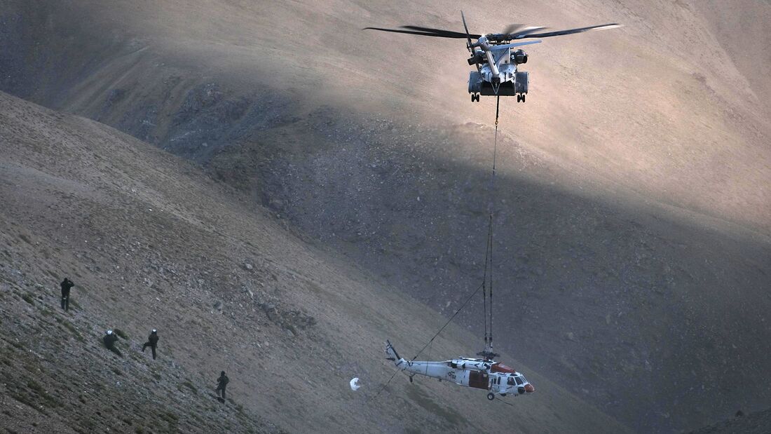Die CH-53K King Stallion hat während ihrer Truppenerprobung einen notgelandeten Navy MH-60S Knighthawk-Hubschrauber vom Mount Hogue in den White Mountains in Kalifornien geborgen.