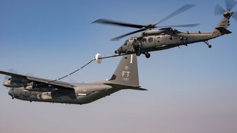 Die Luftbetankungsversuche des neuen CSAR-Hubschraubers Sikorsky HH-60W wurden mit einer HC-130J durchgeführt. 