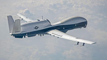 Die Northrop Grumman MQ-4C Triton der US Navy testet neue Systeme.